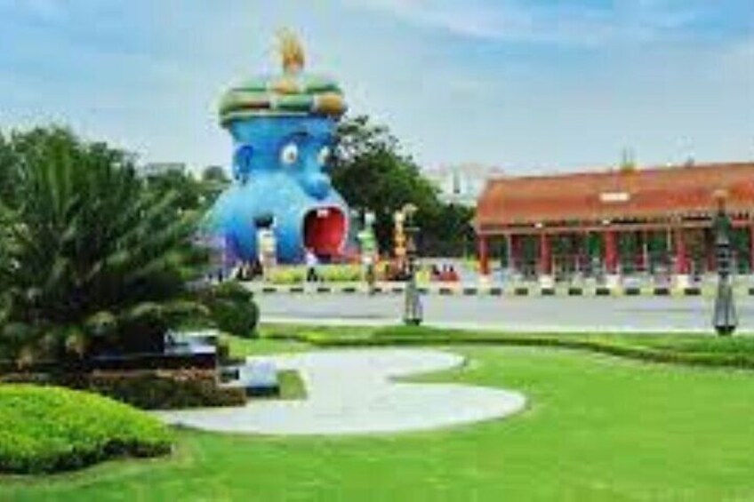 Full Day Ramoji Film City Tour with Lunch and Transfers