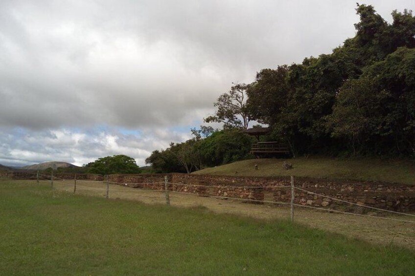 Tour El Fuerte De Samaipata & Cuevas (1 Full Day)