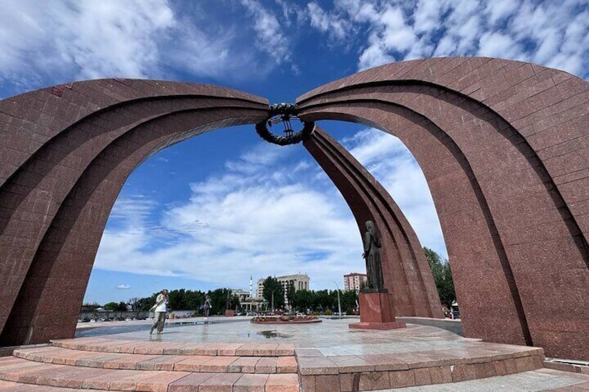 Bishkek : USSR History , Soviet Architects , Statues & Mosaics