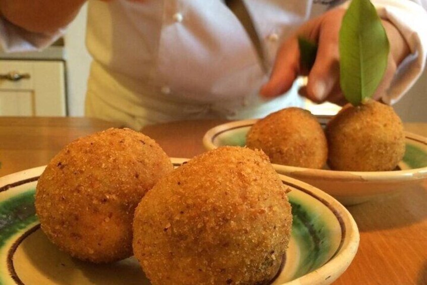 Cooking class of Cannoli and Arancini in Syracuse