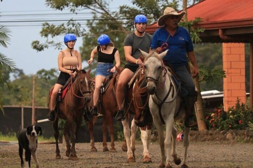 Río Celeste Combo: Water Tubing, Horseback Riding and Lunch.