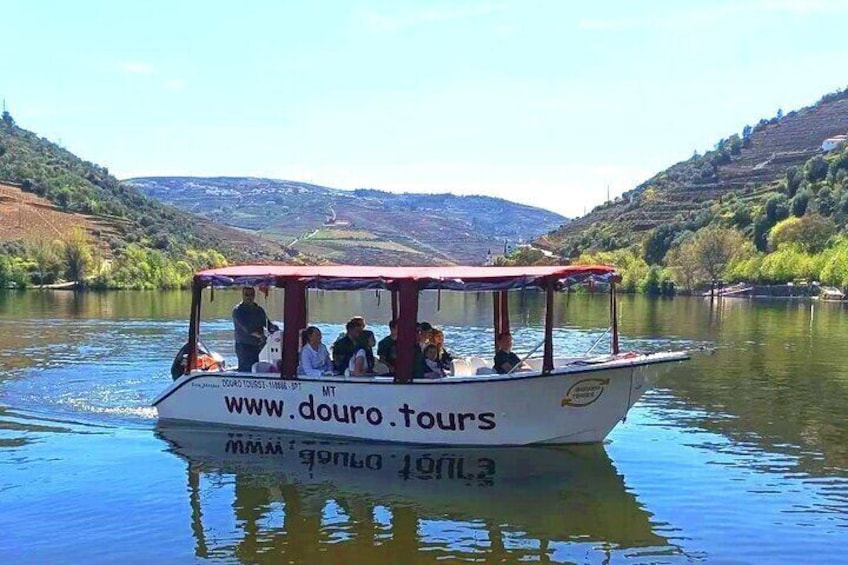 1-hour boat trip along the Douro River in Pinhão