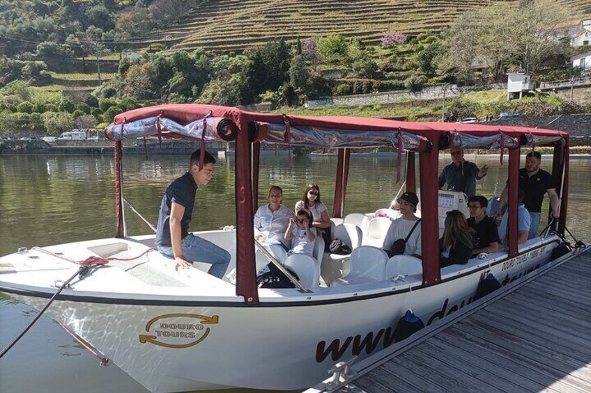 1-hour boat trip along the Douro River in Pinhão