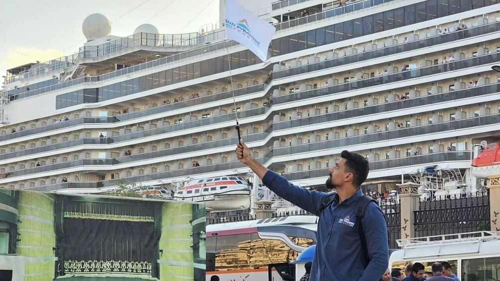 From El Sokhna Port : Day Tour to Pyramids and Lunch Cruise