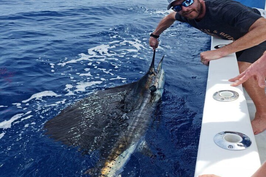 Fishing in the Cabo Blanco Reserve with lunch and drinks