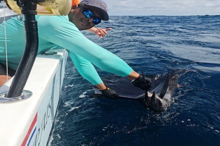 Fishing in the Cabo Blanco Reserve with lunch and drinks