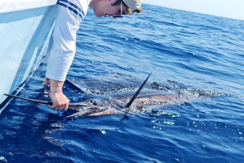 Fishing in the Cabo Blanco Reserve with lunch and drinks