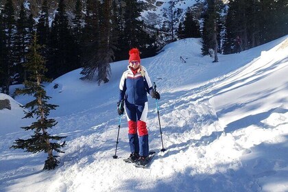 女性スノーシューイング エメラルド湖 ロッキーマウンテン国立公園