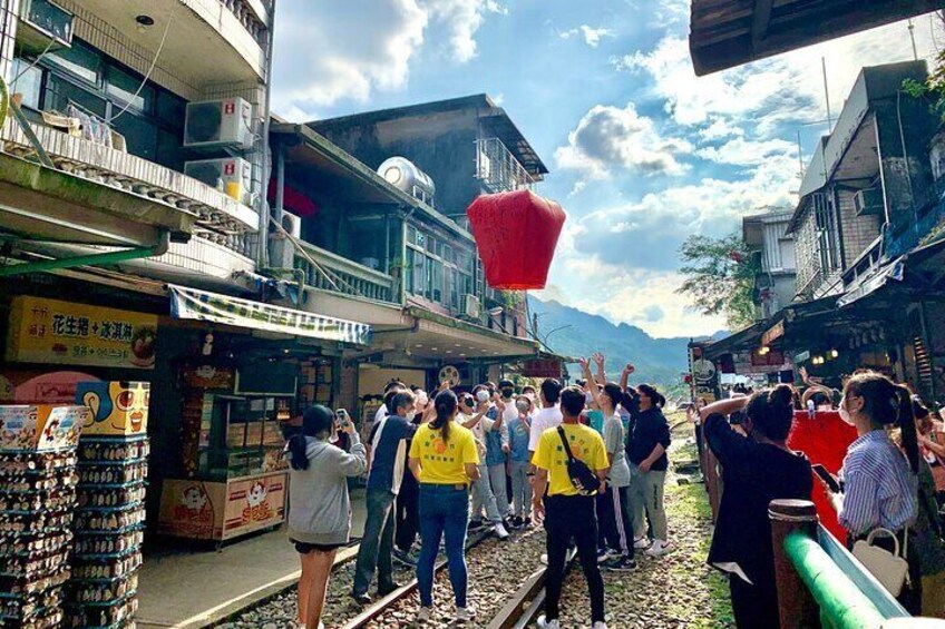 Yehliu & Jiufen & Shifen Day Tour (Departure from Ximending)