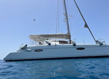 Rhodes : Journée en catamaran croisière avec nourriture et boissons