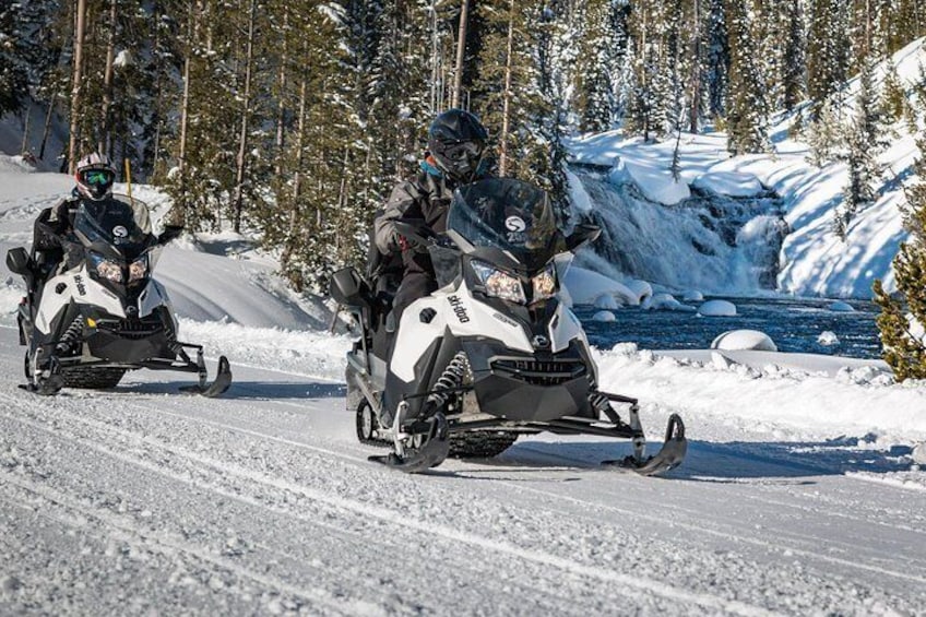 Yellowstone Old Faithful Full-Day Snowmobile Tour from Jackson Hole