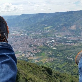 Fra Medellin: Paragliding-opplevelse i Andesfjellene