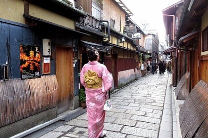 Recorrido nocturno a pie de 2 horas por Gion en un grupo pequeño