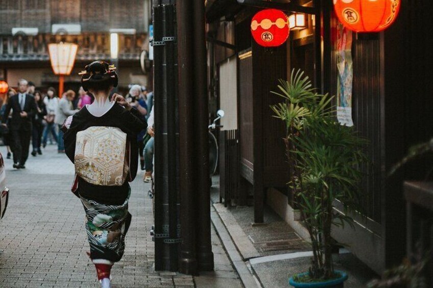 3 Hour Night Walking Tour Throughout Gion in a Small Group