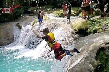 Dunns River Falls & Blue Hole Combo desde Montego Bay con recogida
