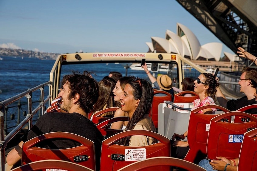 sydney hop on tourist bus