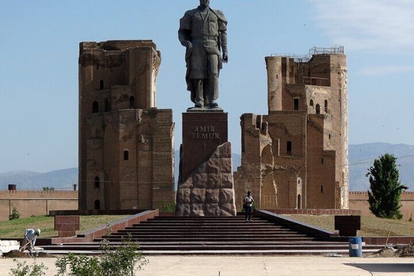 Statue of Amir Timur You will meet lots of local folks here, and particularly wedding parties.It is located in the center of newly bult park with the greenery and flowers and you can have an amazing i