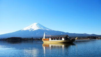 Private Mt. Fuji & Kawaguchiko Area Tour with Lake Cruise
