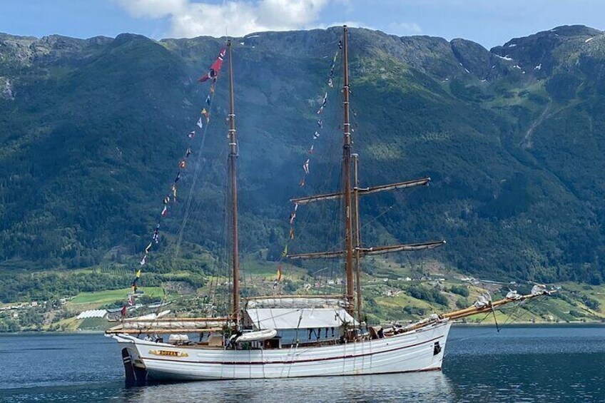 Private Tour to Hardanger Fjord Lunch at a Cider Farm included