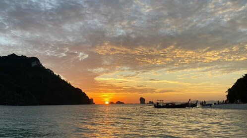 Krabi: 4 Islands Sunset Longtail Boat Tour with BBQ Dinner