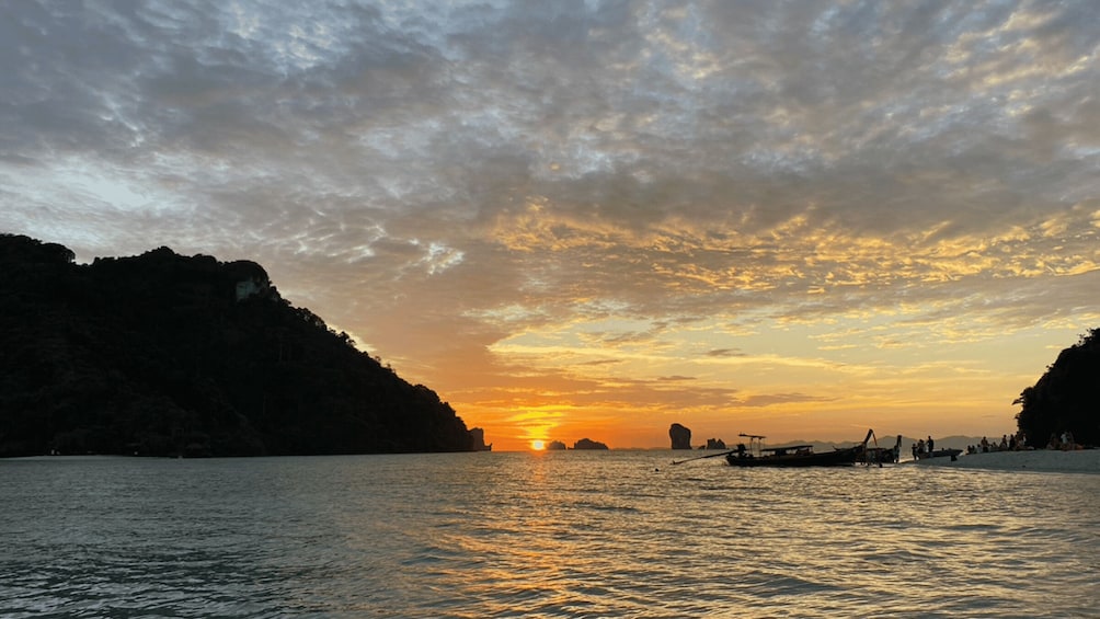 Krabi: 4 Islands Sunset Longtail Boat Tour with BBQ Dinner