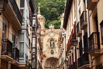 Walking Tour through the Emblematic Places of San Sebastián