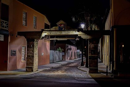 St Agustinus: Hantu Kota Tua, Bajak Laut, dan Poltergeist