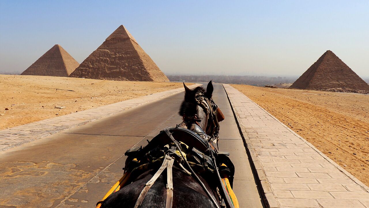 Cairo: Sunrise or Sunset Horse carriage Ride at the Pyramids