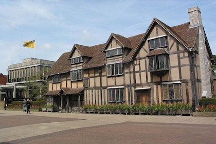 Full Day Private Tour from London to Oxford Cotswold Shakespeare