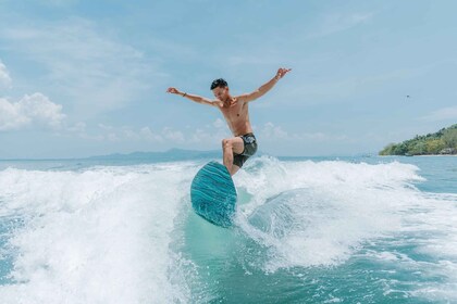 Phuket: Experiencia privada de Wakesurf en barco Malibú