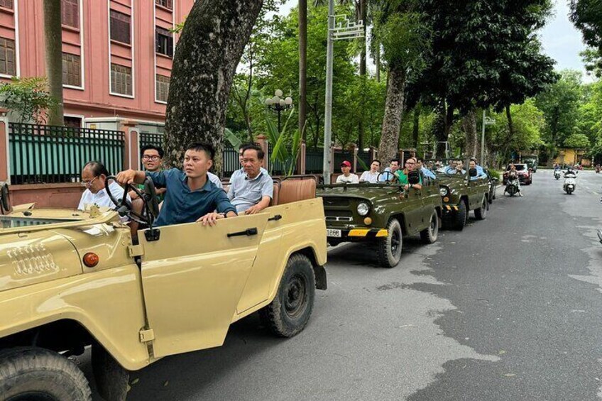 Hanoi Jeep After Dark Foodie Tour and Train Street Experience