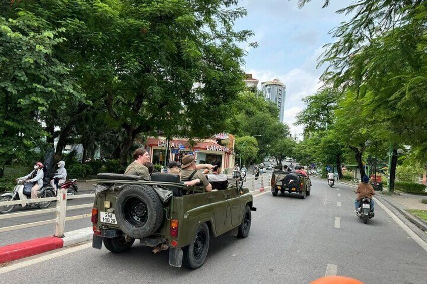 Hanoi Jeep After Dark Foodie Tour and Train Street Experience