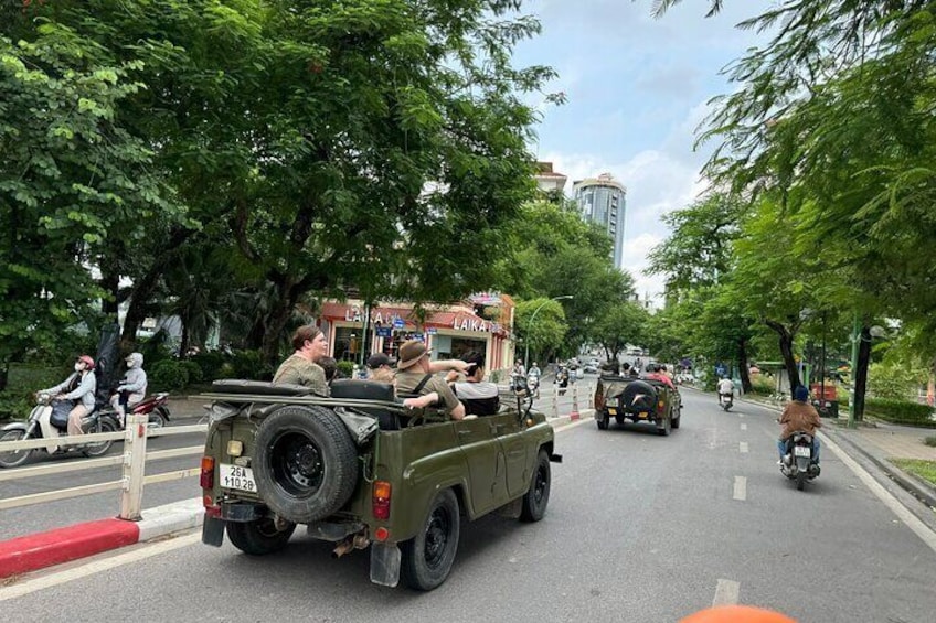 Hanoi Jeep After Dark Foodie Tour and Train Street Experience