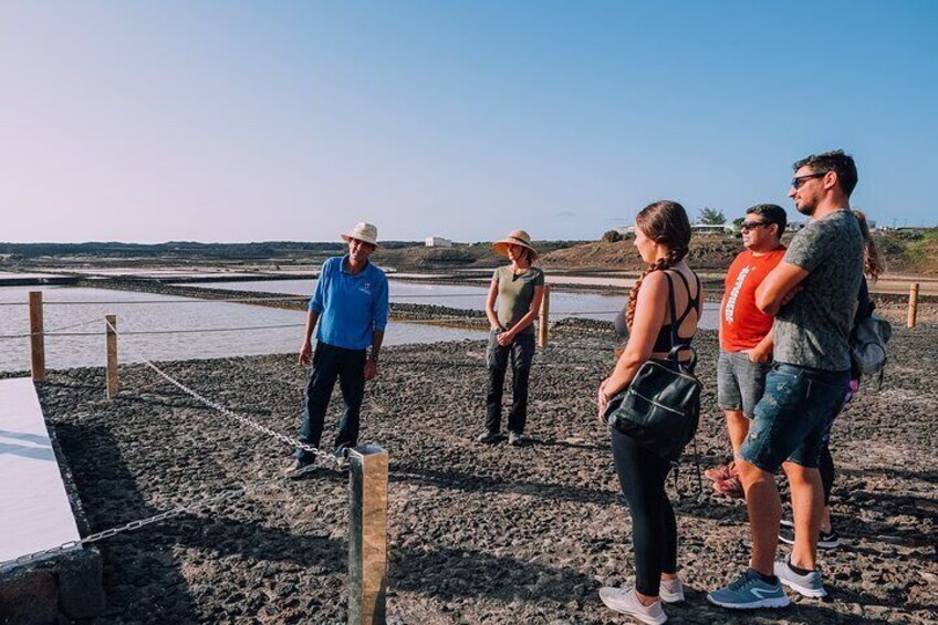 Private and Guided Tour to the Salinas de Janubio with Tasting