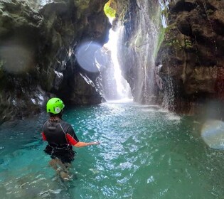 Kourtaliotiko-Schlucht: Geführte Flussabenteuerwanderung mit Mittagessen