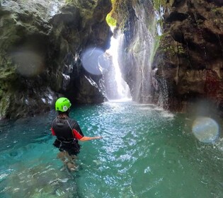 Garganta de Kourtaliotiko: caminata guiada de aventura por el río con almue...