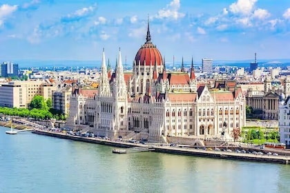 Private Budapest City Tour by Car in 4 hours