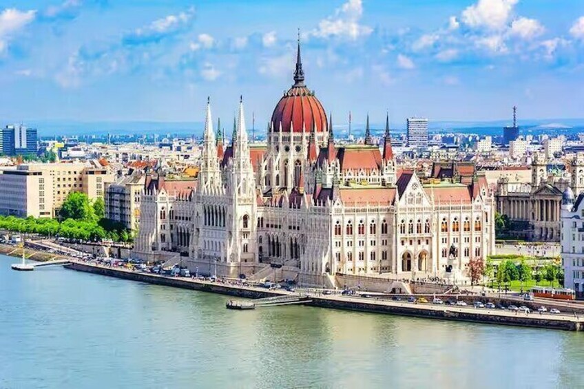Private Budapest City Tour by Car in 4 hours 