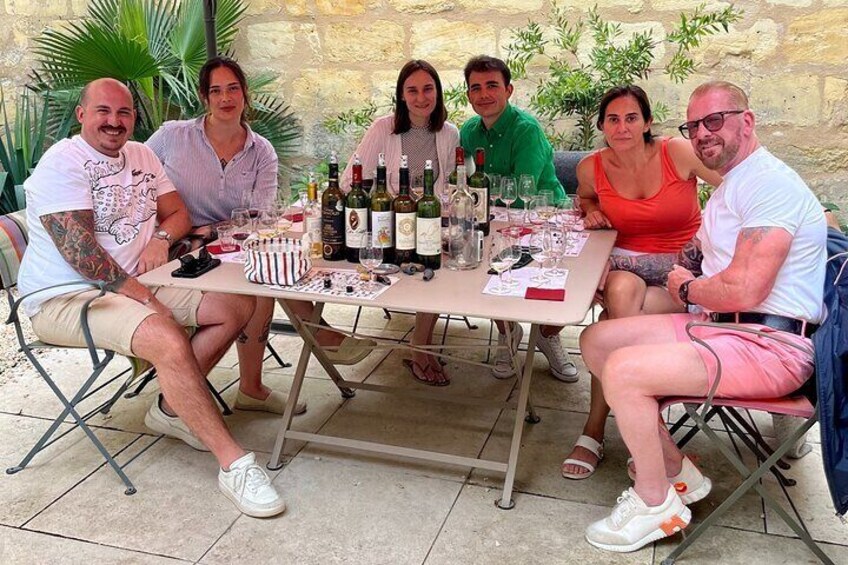 Enjoy wine tasting in Bordeaux with family and friends