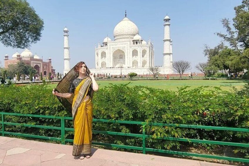 From Delhi: Private Taj Mahal Tour with Photographer & Guide