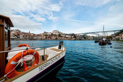 Porto: Fähre auf dem Fluss Douro