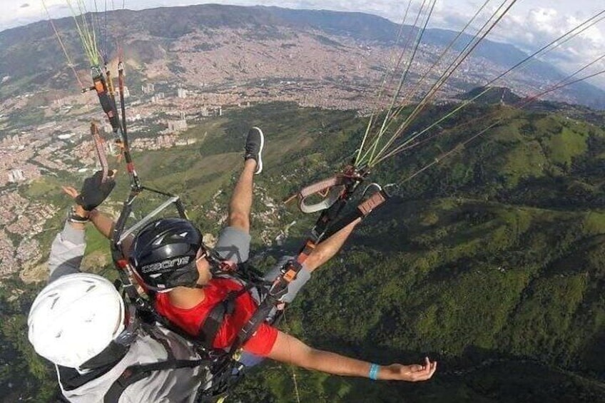 PARAGLADING TOUR MEDELLIN
PARAGLIDING EXPERIENCE FROM MEDELLIN
ULTRA TOURS MEDELLIN