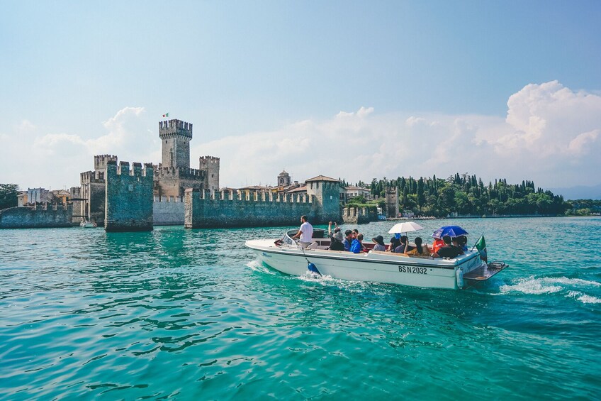 Sirmione Highlights Walking Tour and Boat Tour