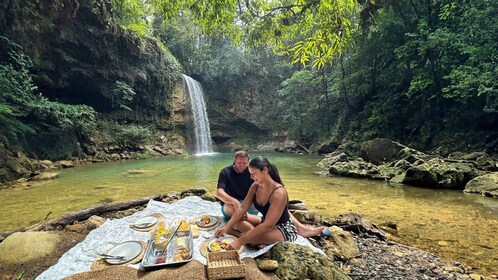 Fantástica aventura a una cascada oculta y una cueva histórica