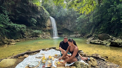 Fantástica aventura a una cascada oculta y una cueva histórica