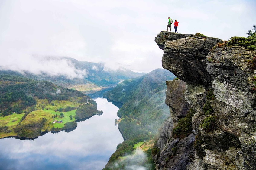 Haugesund: Guided hike to Himakånå (mini Trolltunga)