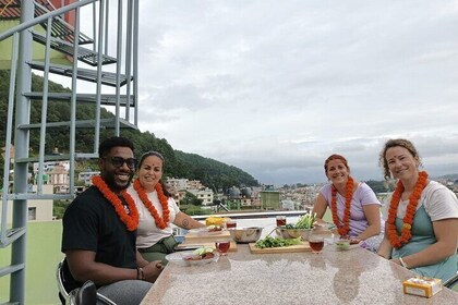 Clase de cocina de comida nepalí con familia en Katmandú, cerca de Thamel