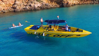 Fahrt im Speedboot an der Küste entlang Fahrt im Speedboot an der Küste entlang