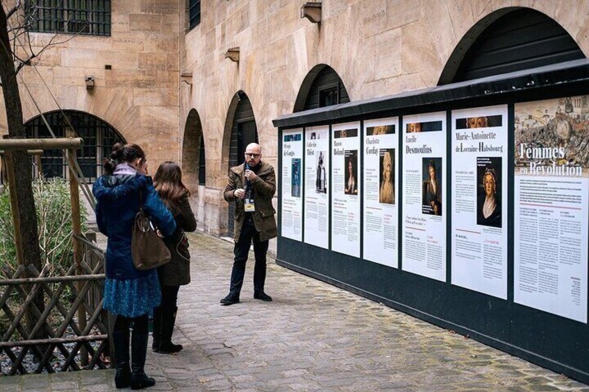 Sainte-Chapelle and Conciergerie Guided Tour with Ticket in Paris