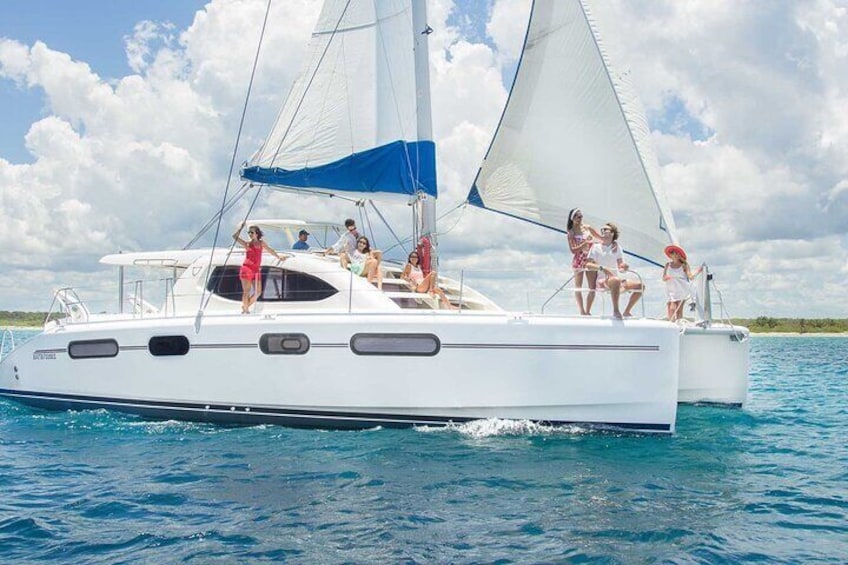 Catamaran Tour to Isla Mujeres from Cancún with Bar and Lunch